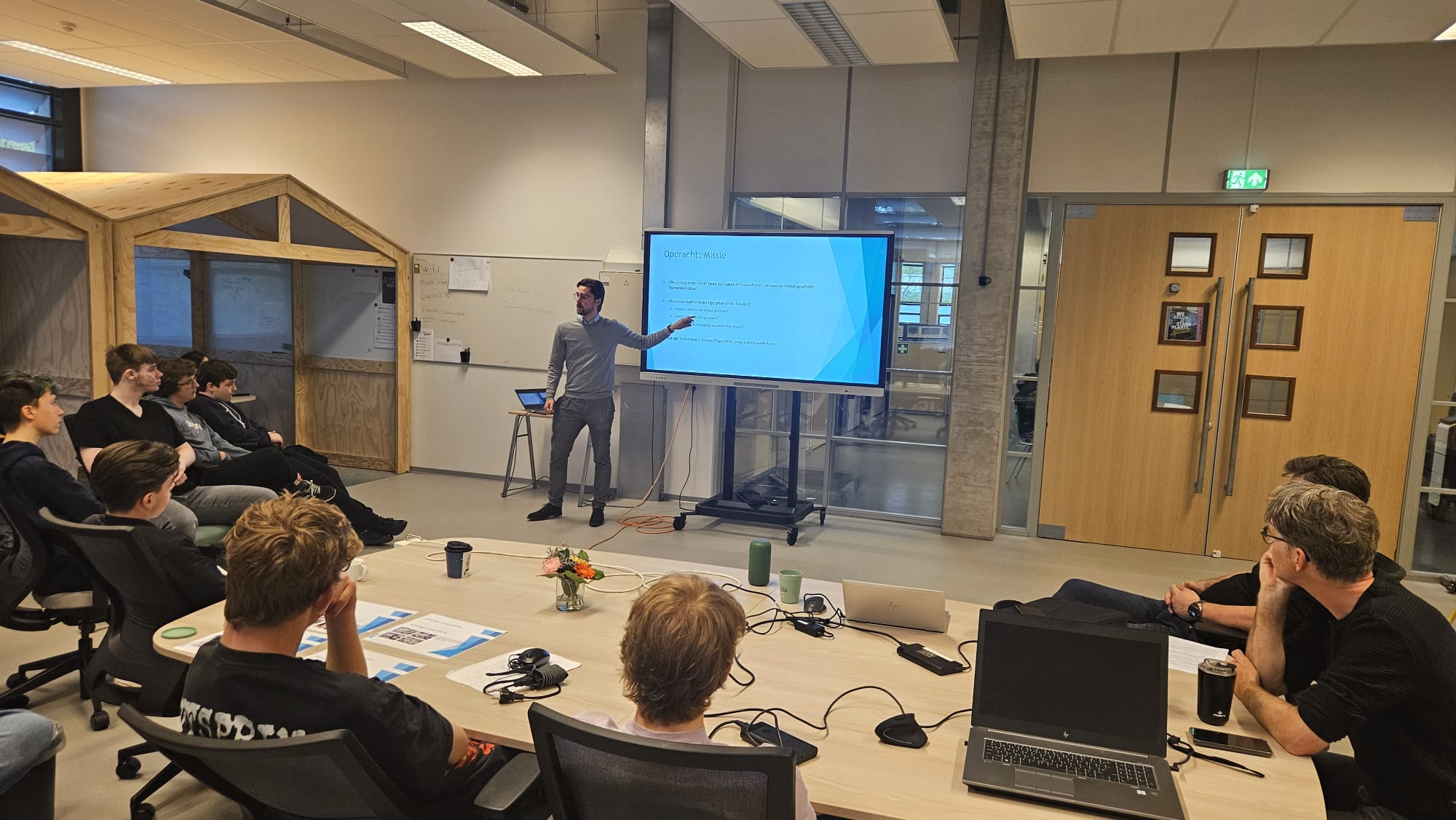 Firda-studenten adviseren bedrijven tijdens Humanoid Robot Hackathon